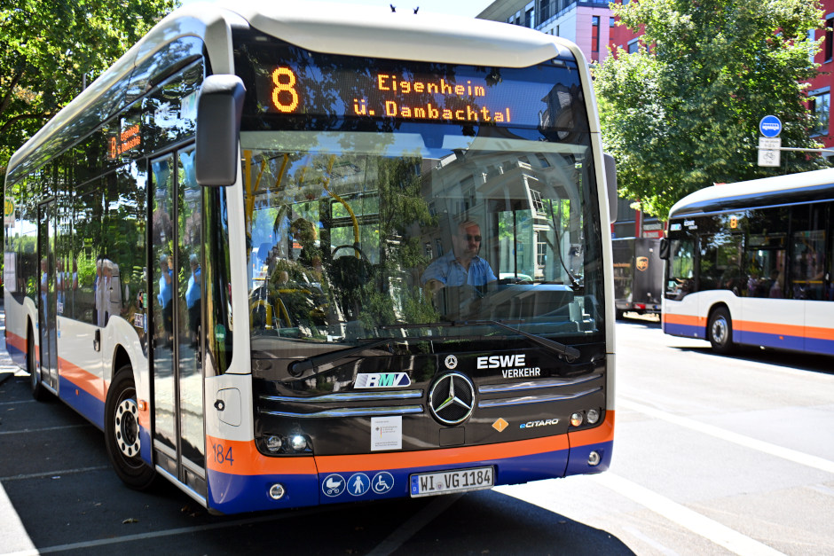 Es ist der wohl radikalste Umbau im Wiesbadener Stadtverkehr seit mehr als einem halben Jahrhundert: Das über 60 Jahre alte Busliniennetz wird komplett auf links gedreht. Nach monatelanger Feinabstimmung mit der Landeshauptstadt Mainz steht nun der exakte Stichtag fest: Am 3. Oktober 2027 startet die große Liniennetzreform von ESWE Verkehr. Mit 15 brandneuen Haltestellen, rund 80 zusätzlichen Bussteigen und 50 behördlich neu aufgestellten Linien soll das Bussystem endlich im 21. Jahrhundert ankommen – eingeleitet durch eine gezielte Übergangsphase in den Herbstferien.