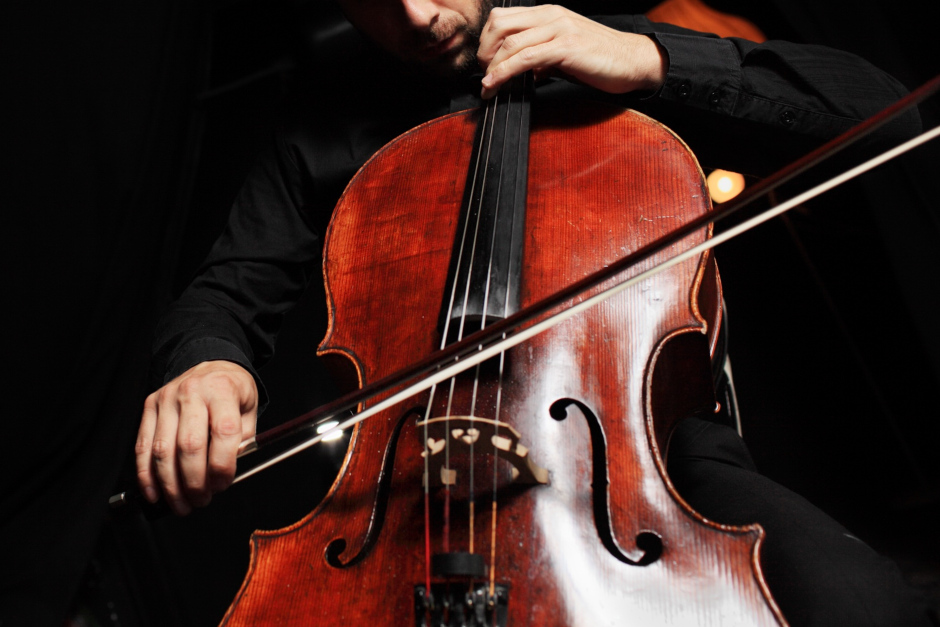 Musikalischer Hochgenuss im Kirchenschiff: Außergewöhnliches Konzert mit Cello, Orgel und Tanz in der Wiesbadener Ringkirche.