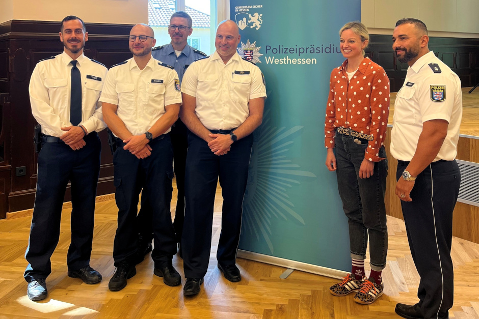 Wie sieht der Alltag auf Streife wirklich aus, was passiert bei brenzligen Einsätzen – und welche Menschen stecken eigentlich unter der Uniform? Am Montag, 7. September 2026, fand an der Wilhelm-Heinrich-von-Riehl-Schule in Wiesbaden-Biebrich eine neue Ausgabe des erfolgreichen Präventionsformats „Cops im Dialog – Polizei und Schule im Austausch“ statt.