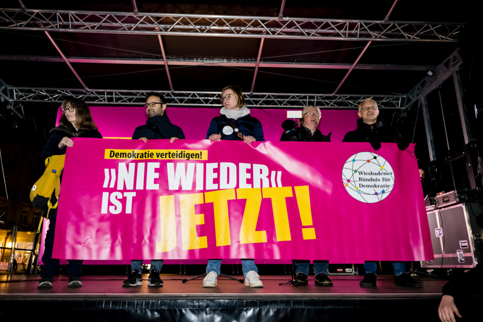 Das Wiesbadener Bündnis für Demokratie ruft am Dienstag, 8. September, zu einer Kundgebung auf dem Dernschen Gelände auf. Unter dem Motto „Nie wieder ist genau jetzt“ soll ein sichtbares Zeichen gegen Rechtsextremismus und für Menschenwürde, Vielfalt und eine wehrhafte Demokratie gesetzt werden.