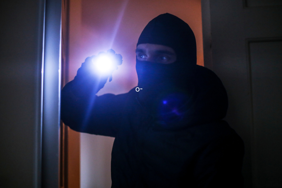 Wohnungseinbruch im Wiesbadener Westend in den vergangenen Wochen. Die Täter machen Beute.