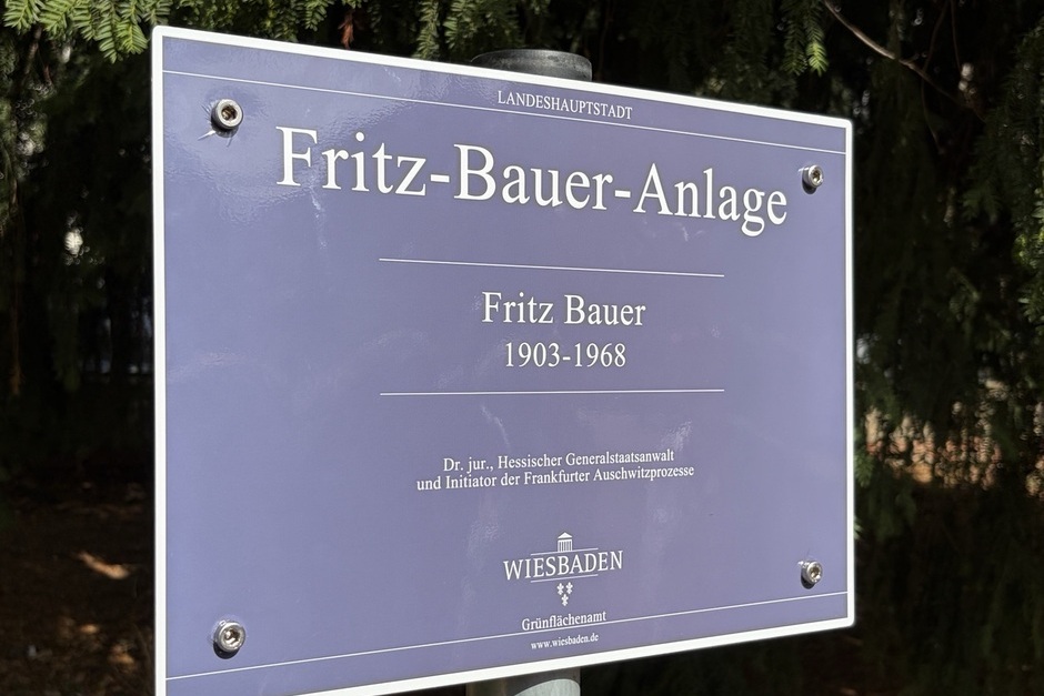 Einweihung der „Fritz-Bauer-Anlage“ auf dem Kranzplatz in Wiesbaden mit OB Mende.