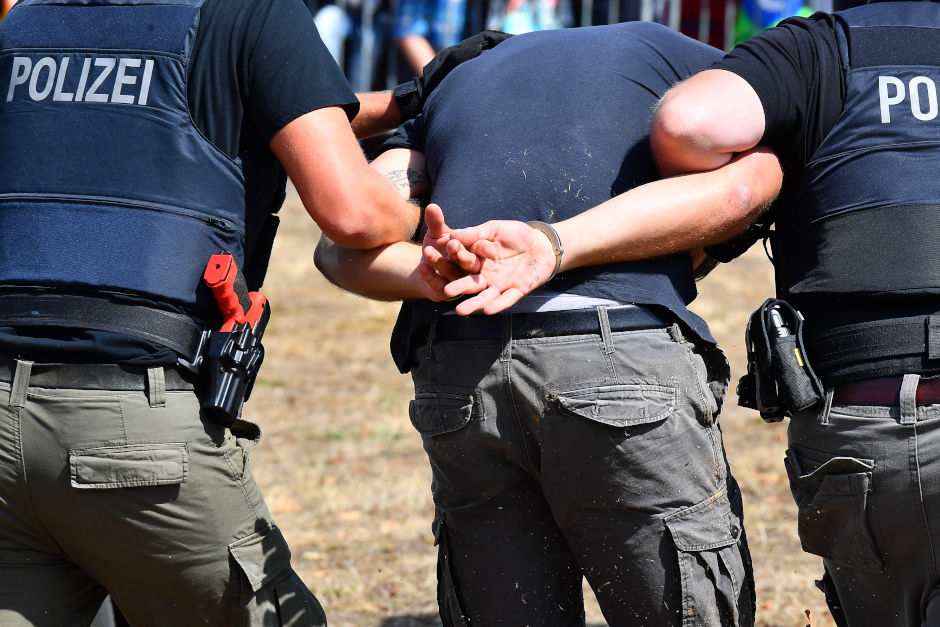 Am Dienstagnachmittag wurde ein 41-Jähriger im Bereich der Eleonorenstraße in Wiesbaden-Kastel bei einer sexuellen Handlung festgestellt: Gegen 17.50 Uhr bemerkte eine Spaziergängerin den Mann in einem Gebüsch nahe der Haltestelle Eleonorenstraße und verständigte die Polizei.
