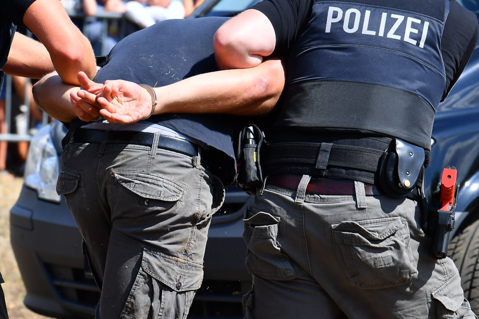 Am Montagmittag hat die Polizei einen Mann festgenommen, der zuvor einen Roller stehlen wollte: Gegen 12.30 Uhr machte sich ein Täter an dem Schloss eines E-Scooters an dem Luisenplatz in Wiesbaden zu schaffen.