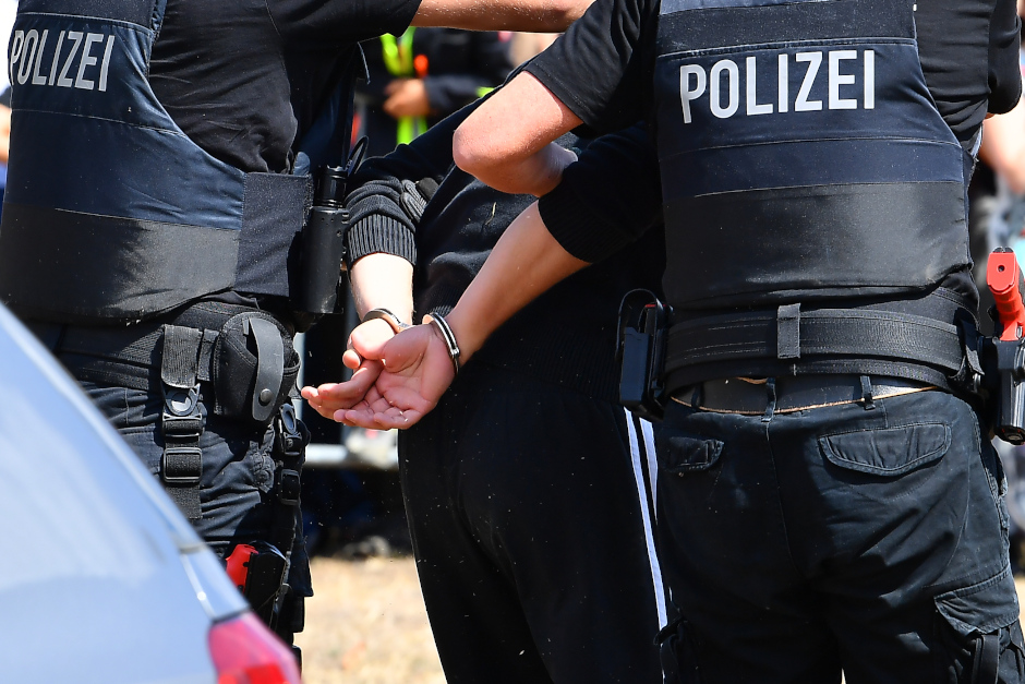 Ein betrunkener Dieb hat am Freitagabend auf dem Luisenplatz in Wiesbaden versucht, aus einem Lieferfahrzeug zu stehlen – und wurde dabei von der Polizei festgenommen: Gegen 20.00 Uhr wurde eine zufällig in der Nähe befindliche Polizeistreife auf lautes Geschrei am Luisenplatz aufmerksam.