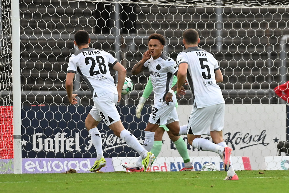 Roberto Massimo erzielt das erste Tor im Trikot des SV Wehen Wiesbaden
