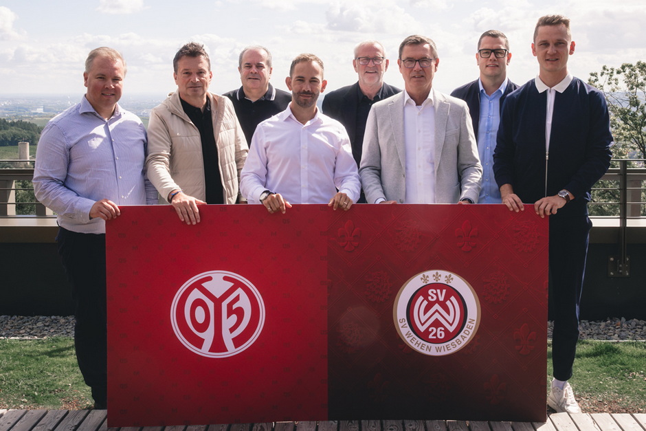 Auf dem Foto zu sehen sind (v. l. n. r.): Paul Specht (Geschäftsführer Finanzen SV Wehen Wiesbaden), Christian Heidel (Vorstand Sport & Kommunikation 1. FSV Mainz 05, Volker Kersting (Direktor Nachwuchs 1. FSV Mainz 05), Tobias Keller (Sprecher der Geschäftsführung SV Wehen Wiesbaden), Uwe Stöver (Geschäftsführer Sport SV Wehen Wiesbaden), Stefan Hofmann (Vereins- und Vorstandsvorsitzender 1. FSV Mainz 05), Matthias Henn (Leiter NLZ SV Wehen Wiesbaden), Niko Bungert (Sportdirektor 1. FSV Mainz 05).
