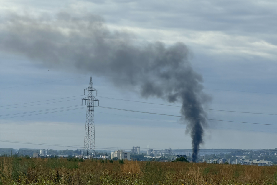 Vollbrand in Kasteler Kleingartensiedlung: Holzhütte brennt komplett nieder – Großeinsatz für Berufs- und Freiwillige am Donnerstagmorgen Feuerwehr.