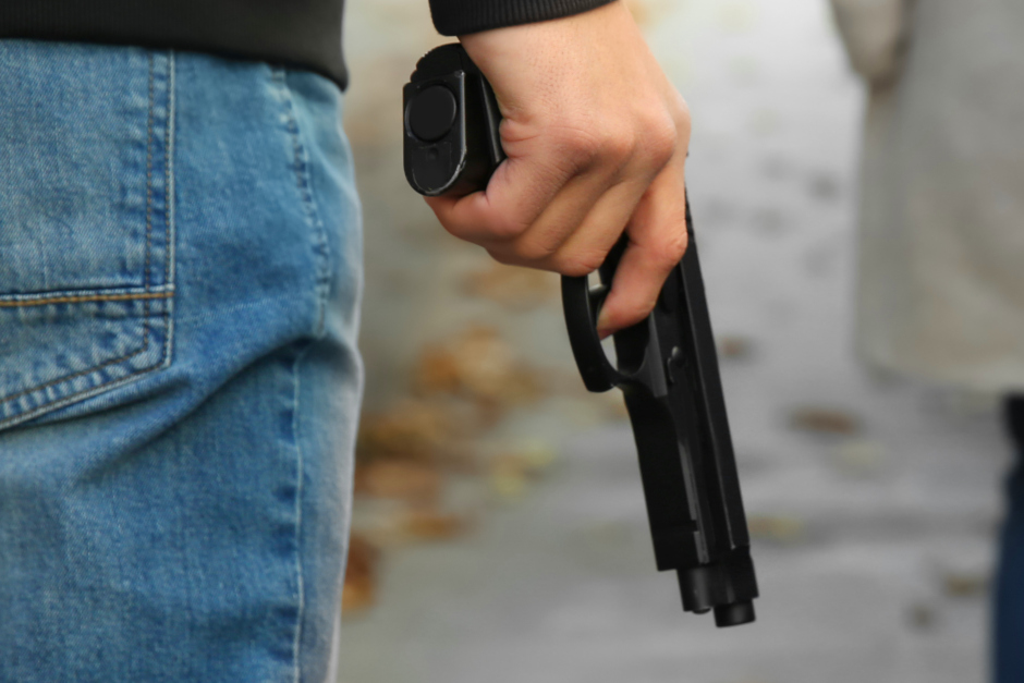 Eine nächtliche Bedrohung in der Wiesbadener Innenstadt hat zwei Passanten traumatisiert: In der Nacht zum Samstag, 11. September, gegen 22.44 Uhr, wurden zwei Passanten in der Wilhelmstraße von zwei bislang unbekannten Tätern zunächst beleidigt und mit einer im Hosenbund mitgeführten und vermeintlich scharfen Schusswaffe bedroht.