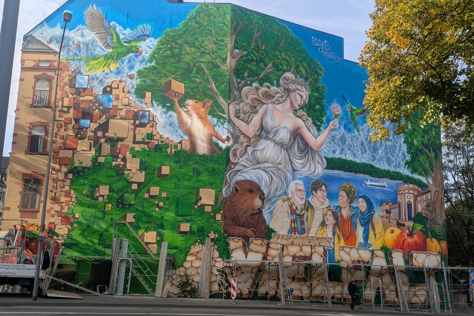 In Wiesbaden-Biebrich wurde am Herzogsplatz ein gigantisches Graffiti fertiggestellt.