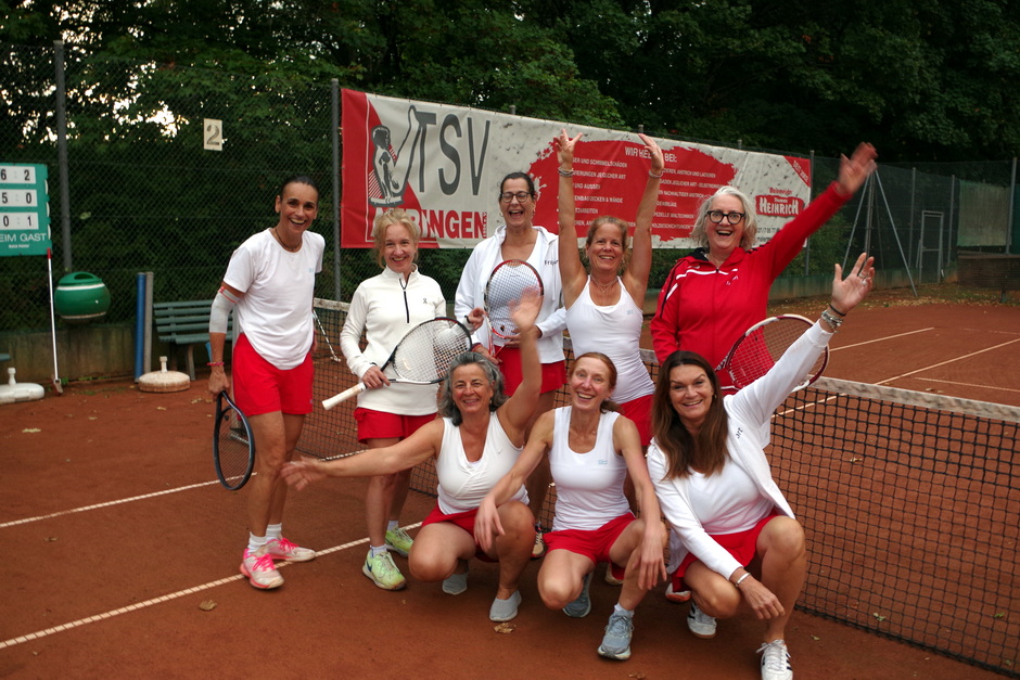 Die stolzen Aufsteigerinnen des TSV Auringen hinten stehend von links: Natalie Heilmann, Merle Kanzler-Preller, Sikle Siebrecht, Biggi Merrett, Maike Kahnt vorne hockend von links: Marina Zimmermann, Friederike Westermann, Katharina Böhm. Es fehlen Claudia Wunram, Claudia Königs und Christiane Müller