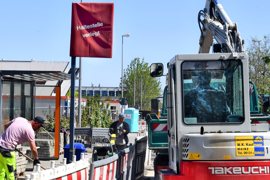 Haltestellensanierung „Hermann-Löns-Straße” in Wiesbaden-Schierstein. Busse werden umgeleitet.