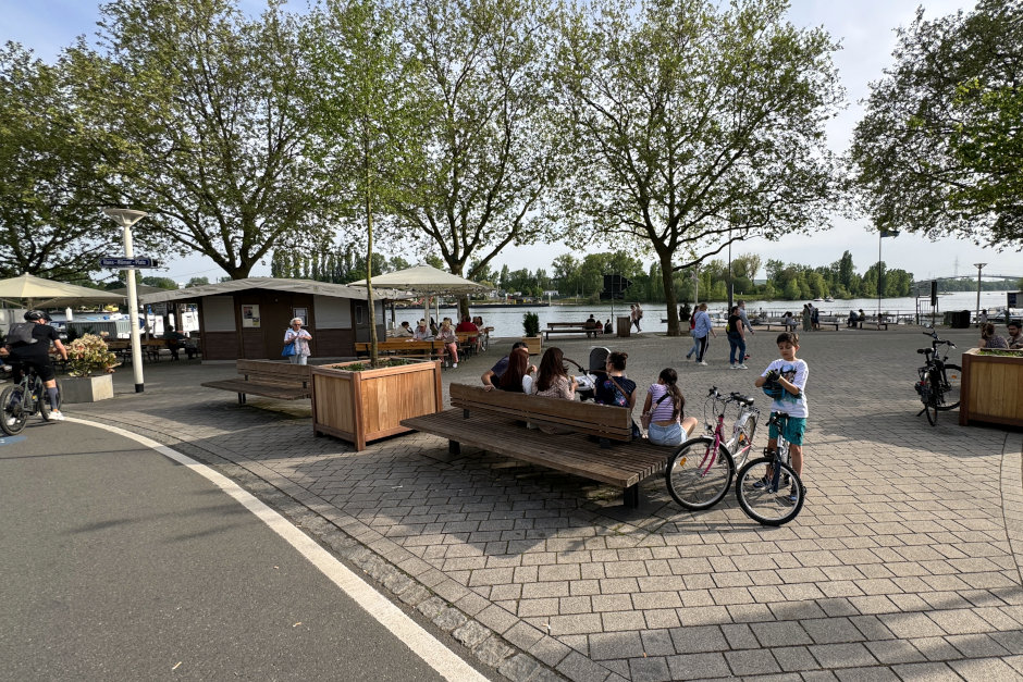 Die öffentliche Uhr auf dem Hans-Römer-Platz in Schierstein läuft wieder korrekt. Sie wurde rechtzeitig zur Schiersteiner Kerb wieder in Betrieb genommen. Verkehrsdezernent Marc Dahlen hat sich der Angelegenheit angenommen und konnte kurzfristig eine Lösung zur Wiederherstellung der Stromversorgung herbeiführen