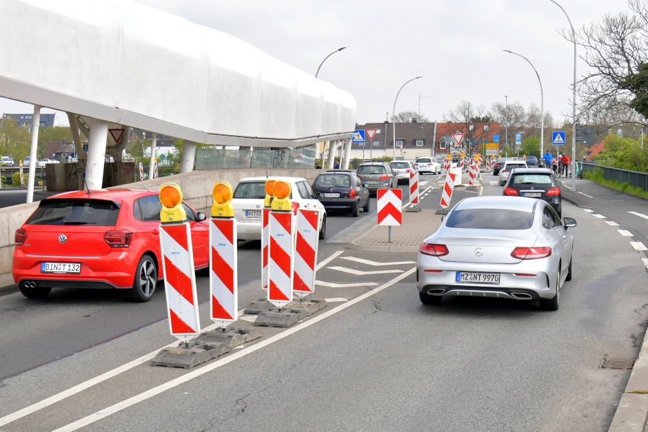 Wartungsarbeiten an der Bushaltestelle Brückenkopf Kastel führen zur Fahrbahnverengung und Verkehrsbehinderungen im Oktober.