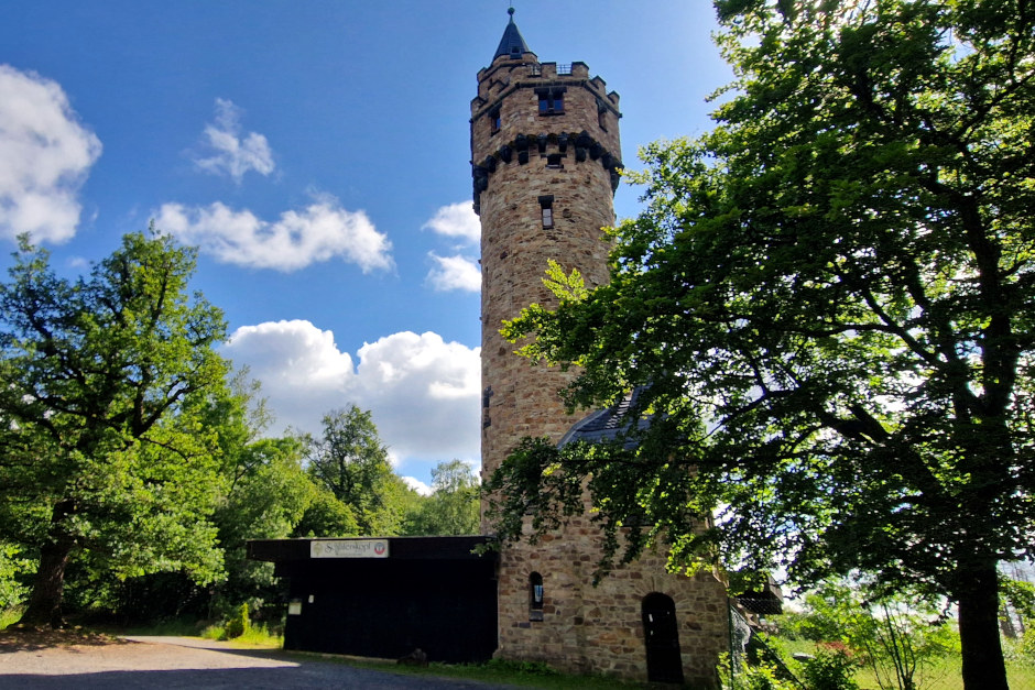 Der Kaiser-Wilhelm-Turm auf dem Schläferskopf öffnet am Sonntag, 13. September, für Besucherinnen und Besucher. Von 10 bis 12:30 Uhr kann der aufwendig sanierte Aussichtsturm bestiegen werden. Der Eintritt ist frei.