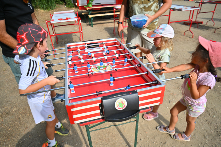 Buntes Spieleangebot hinter den Häusern: Kinder und Familien im Lindequartier in Wiesbaden-Kostheim willkommen.