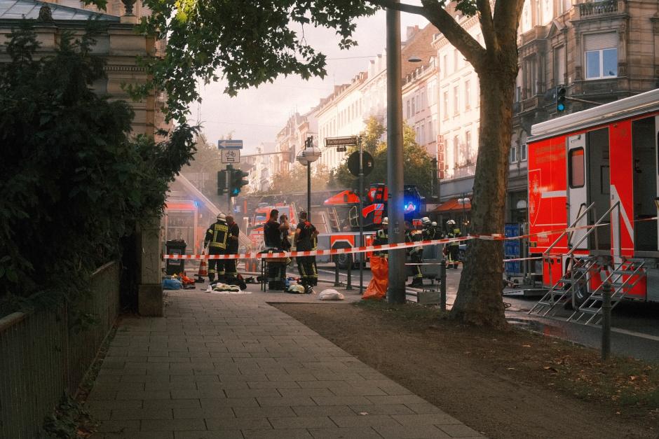 Schockierender Vorfall in Wiesbaden am Montagabend. Mann stößt Feuerwehrmann bei Löscharbeiten zu Boden.