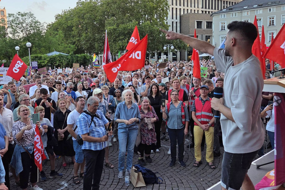Rund 2.000 Menschen setzten am Dienstagabend in Wiesbaden ein Zeichen für Demokratie. Großdemo gegen Neofaschismus auf dem Dernschen Gelände.