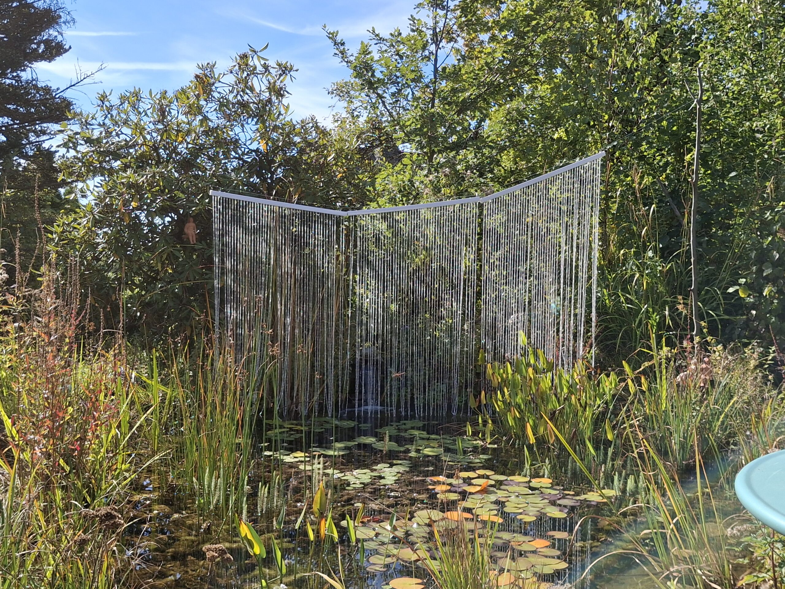 In Wiesbaden-Rambach haben Privatleute zu Kunst im Garten eingeladen