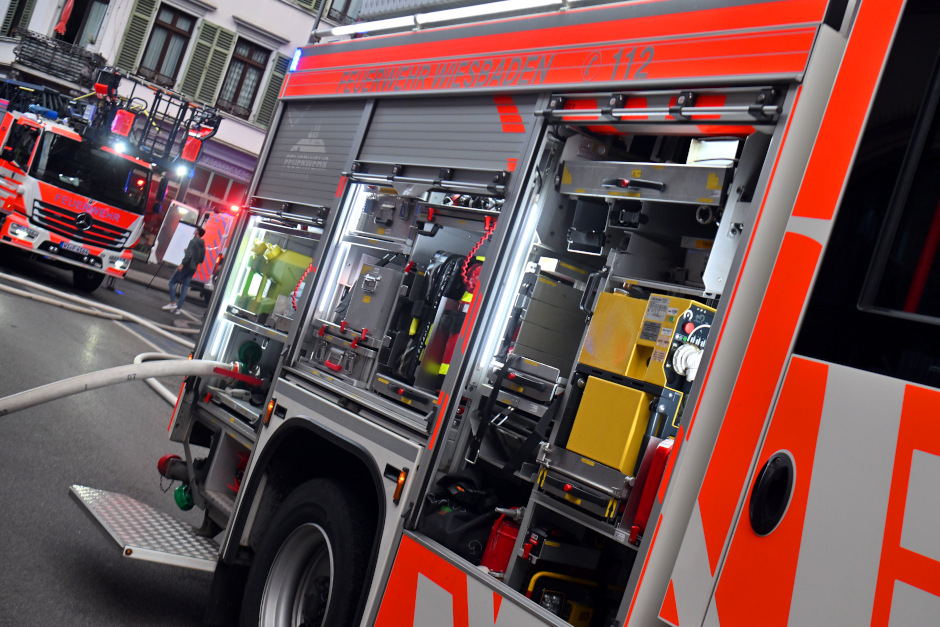 Großeinsatz auf dem Freudenberg in Wiesbaden-Dotzheim am Mittwochmittag. Ausströmendes Gas ruft Berufsfeuerwehr, Freiwillige Feuerwehr und weitere Rettungskräfte auf den Plan. Bei Straßenbauarbeiten wurde eine Gasleitung beschädigt.