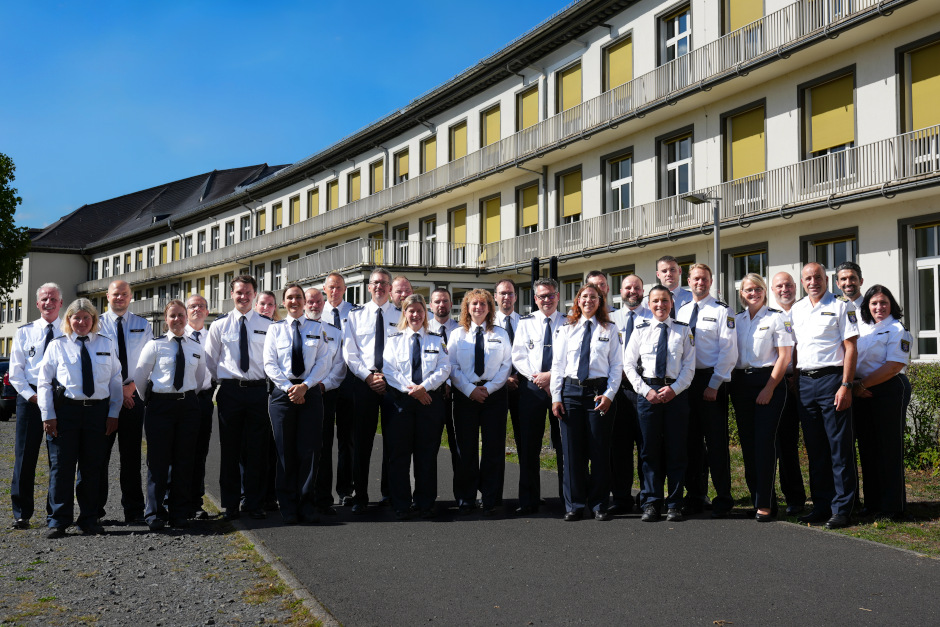 Mehr Präsenz, mehr persönliche Ansprechpartner und eine noch engere Verbindung zwischen Polizei, Kommunen und Bürgerinnen und Bürgern: Das Polizeipräsidium Westhessen baut seine Schutzleute vor Ort (SvO) deutlich aus. Ihre Zahl wurde nahezu verdoppelt: Waren bislang 18 Schutzleute vor Ort im Bereich von Wiesbaden eingesetzt, sind es mittlerweile 30.