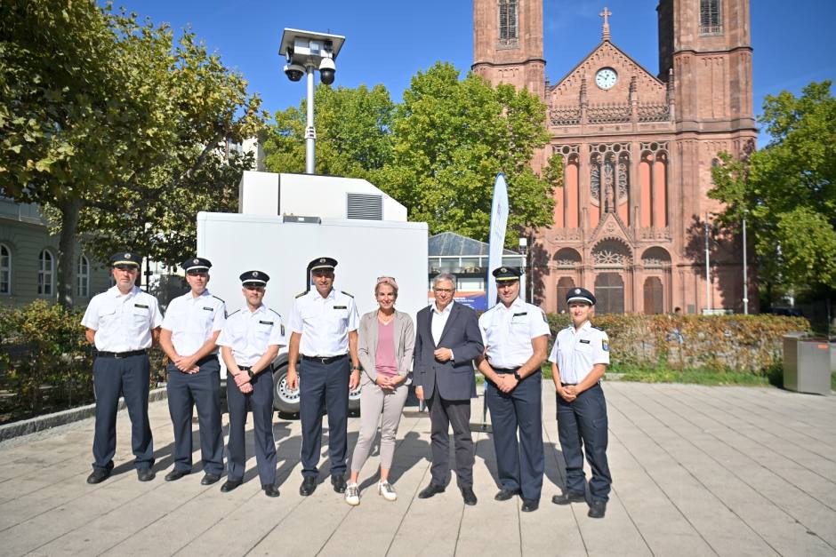 Die Landeshauptstadt Wiesbaden und das Polizeipräsidium Westhessen bauen ihre gemeinsame Sicherheitsarbeit weiter aus. Im Bereich des Luisenplatzes werden künftig zunächst temporär drei mobile Videoschutzanhänger eingesetzt. Damit wird der Videoschutz in Wiesbaden räumlich erweitert und die bestehende Sicherheitsarchitektur um einen weiteren Baustein ergänzt. Am Mittwoch stellten Vertreterinnen und Vertreter der Landeshauptstadt Wiesbaden und des Polizeipräsidiums Westhessen die drei Videoschutzanhänger bei einem gemeinsamen Pressetermin auf dem Luisenplatz vor und erläuterten die Hintergründe der Maßnahme.