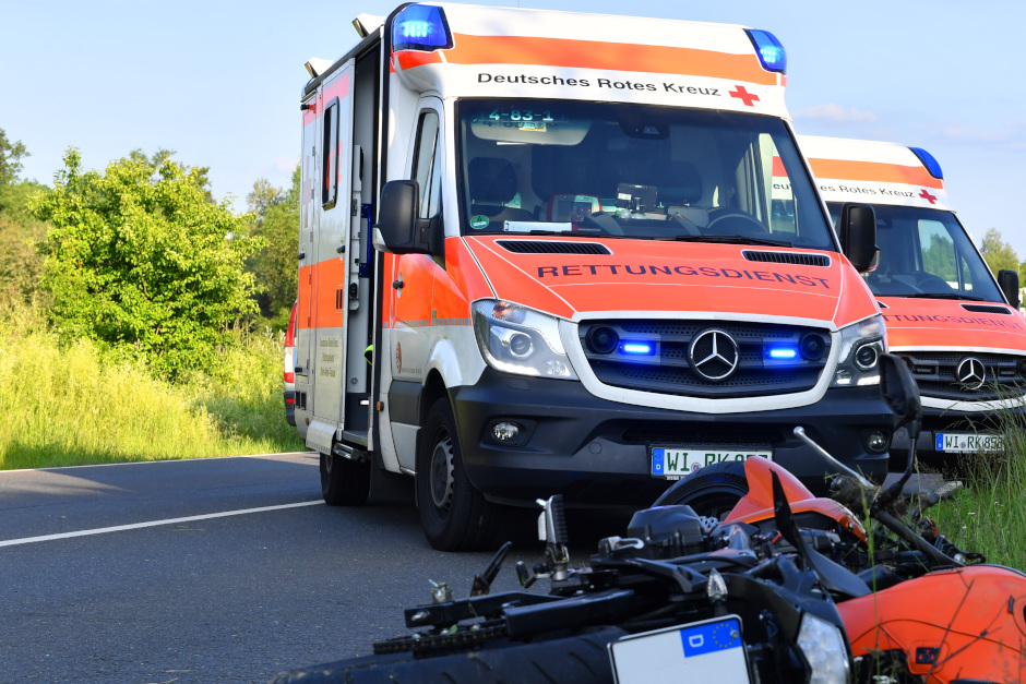 Am Freitagabend, 25. September 2026, ist es auf der B54 (Aarstraße) zwischen Taunusstein und Wiesbaden zu einem schweren Verkehrsunfall gekommen, bei dem ein 26-jähriger Motorradfahrer schwer verletzt wurde.