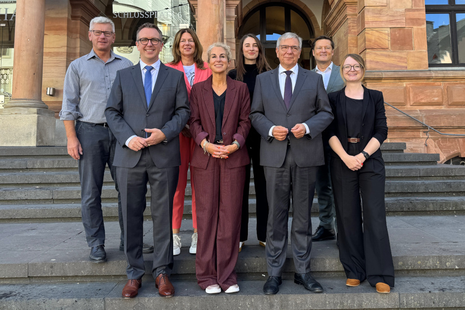 Wiesbadens Oberbürgermeister Gert-Uwe Mende hat am Dienstag den neu formierten Magistrat begrüßt. Mit Daniela Georgi, Marc Dahlen und Christian Diers nehmen drei neu gewählte Dezernenten ihre Arbeit auf. Mende betonte den kollegialen Umgang im Magistrat und dankte den ausgeschiedenen Dezernenten Milena Löbcke und Dr. Hendrik Schmehl.