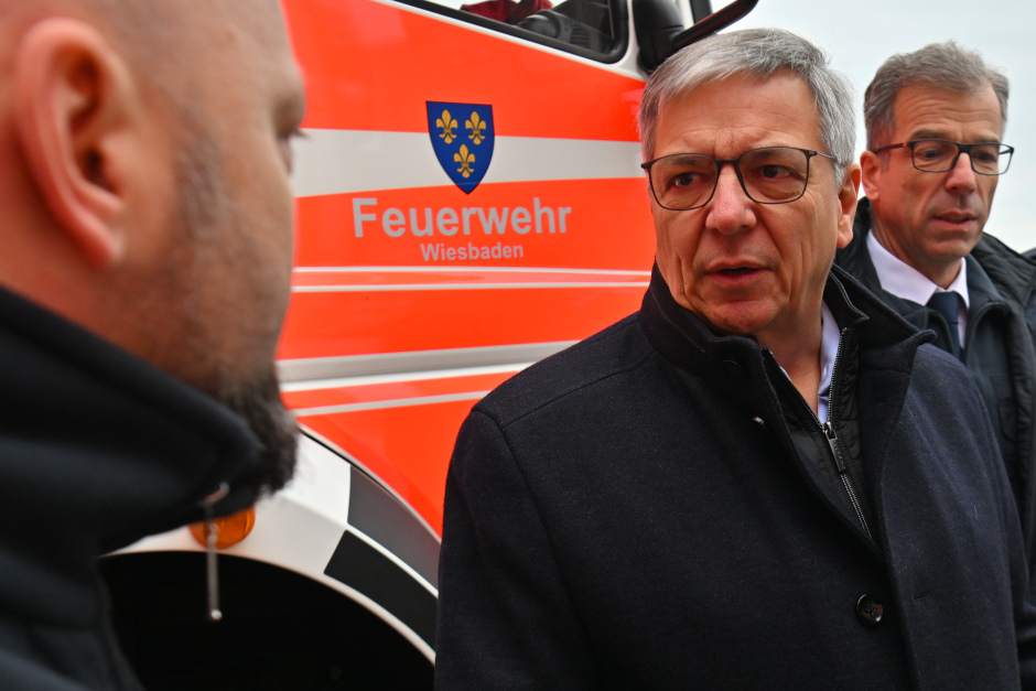 Am Dienstag, 22. September, hat der Kampfmittelräumdienst bei Wiesbaden-Erbenheim auf dem Ostfeld zwei Weltkriegsbomben erfolgreich gesprengt, da eine Entschärfung nicht mehr möglich war: Oberbürgermeister Gert-Uwe Mende bedankte sich bei allen Einsatzkräften für ihre Arbeit.