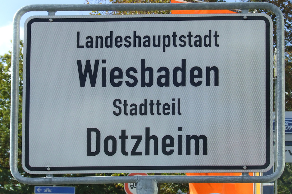 Protest in Wiesbaden-Dotzheim: Bürger wehren sich gegen Schulmensastandort und Parkplatz-Wegfall
