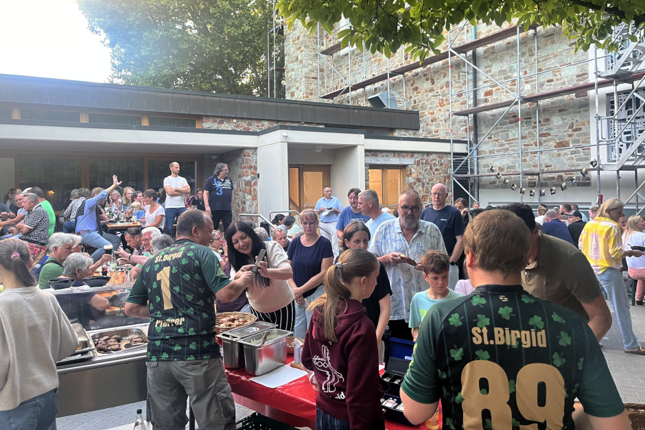 Zehn Jahre Paddy’s Pub: Ein Fest voller Segen, kniffliger Fragen und irischer Gemütlichkeit am Freitag in Wiesbaden-Bierstadt.