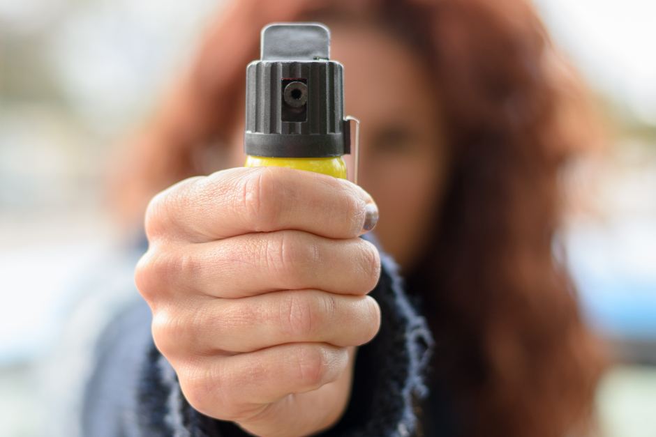 Am Freitag hat eine Unbekannte einen Mann mit Pfefferspray besprüht: Ein Mann war gegen 13.50 Uhr in der Taunusstraße unterwegs, als sich ihm von hinten die Frau genähert, ihn gegen den Kopf geschlagen und mit Pfefferspray besprüht habe. Anschließend flüchtete die Angreiferin.
