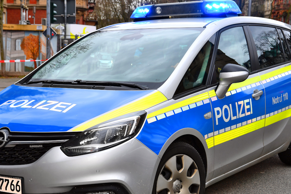 Sexuelle Handlung auf offener Straße am Samstag in Wiesbaden. Polizei fahndet nach Mann in grauen Crocs und rotem Pullover.
