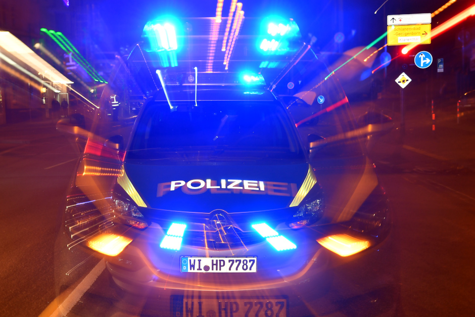 Am Freitagabend entzog sich ein Autofahrer in Wiesbaden-Biebrich einer Polizeikontrolle und gefährdete hierbei mehrere Verkehrsteilnehmer: Am Freitagabend beabsichtigte eine Streife auf dem Parkplatz des Äppelallee-Centers in der Äppelallee 69 in Wiesbaden einen weißen VW Golf zu kontrollieren, da der Fahrer zuvor von der Bundesautobahn 643 driftend auf die Äppelallee gefahren sei.