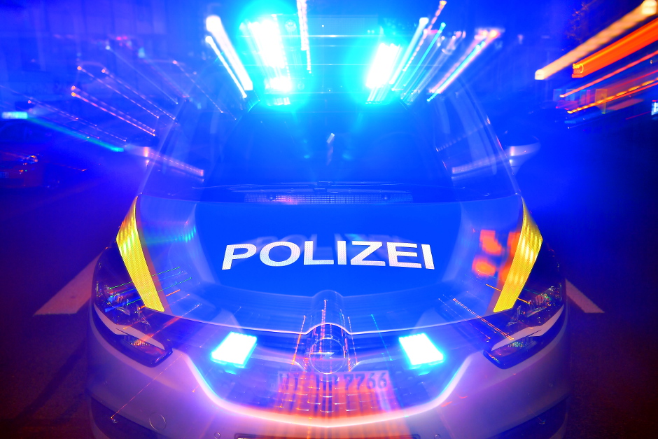 In der Nacht zum Sonntag, 27. September 2026, ist ein 44-jähriger Mann im Wiesbadener Südost, am Konrad-Adenauer-Ring, von zwei unbekannten Männern angegriffen und beraubt worden.
