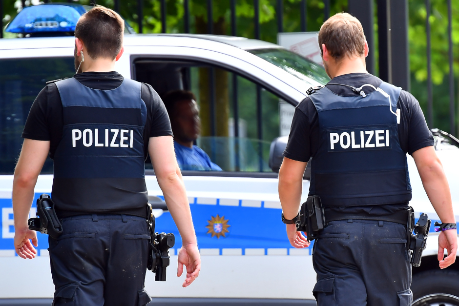 Es war ein Paukenschlag im Morgengrauen: Als vor rund fünf Wochen schwer bewaffnete Spezialeinsatzkräfte (SEK) der hessischen Polizei Wohnobjekte in Wiesbaden-Nordenstadt und Biebrich stürmten, sorgte das für großes Aufsehen in den Stadtteilen. Bislang hielten sich die Behörden aus ermittlungstaktischen Gründen bedeckt. Nun bricht die Staatsanwaltschaft ihr Schweigen und legt erste konkrete Hintergründe zu dem Großeinsatz offen.