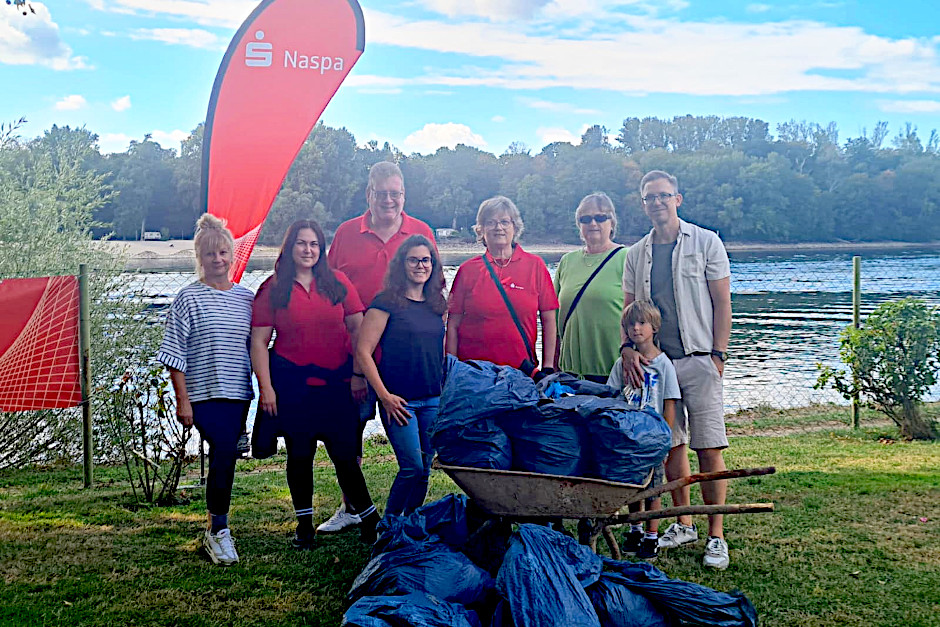 Die Naspa packt beim RhineCleanUp in Wiesbaden-Biebrich mit an