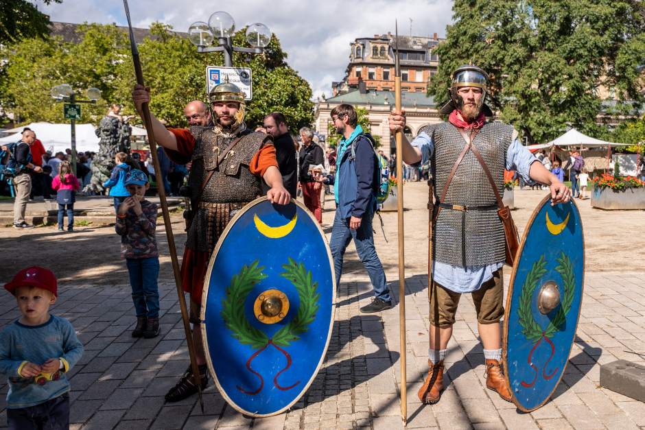 Römische Geschichte und heiße Quellen: Am Samstag, 26. September, von 10 bis 19 Uhr, und Sonntag, 27. September, von 10 bis 18 Uhr, laden die Wiesbadener Römertage in den WerkRaum, Langgasse 5-9, ein, die Wurzeln der Stadt zu entdecken. Auf dem Programm stehen Ausstellungen, lebendige Geschichtsvermittlung, Mitmachangebote und Stadtrundgänge. Der Eintritt ist frei