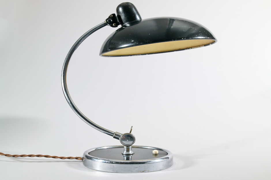 After-Work mit „Design-Erleuchtung“: Führung durch die Sonderausstellung „Christian Dell – Von der Silberkanne zur Goldgasse“ im Wiesbadener Stadtmuseum.