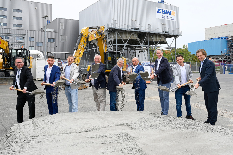 Spatenstich für sichere Energieversorgung (v. l.): Markus Lenhart (Geschäftsführer S&V Bau), Jan Schlauer (Geschäftsführer ESWE BioEnergie), Andrej Hert (Sachgebietsleitung ESWE Planung), Jörg Höhler (Vorstandsvorsitzender ESWE Versorgung), OB Gert-Uwe Mende, Rafael Kierek (Geschäftsführer ESWE BioEnergie), Dr. Oliver Malerius (Vorstand ESWE Versorgung), Dennis Schweikert (Betriebsleiter ESWE BioEnergie) und Carl Zöllner (Intilion GmbH)
