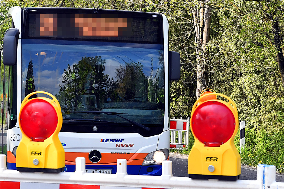 Bauarbeiten der an Abfahrt zur Domäne Mechtildshausen in Wiesbaden-Erbenheim. Busse werden umgeleitet.