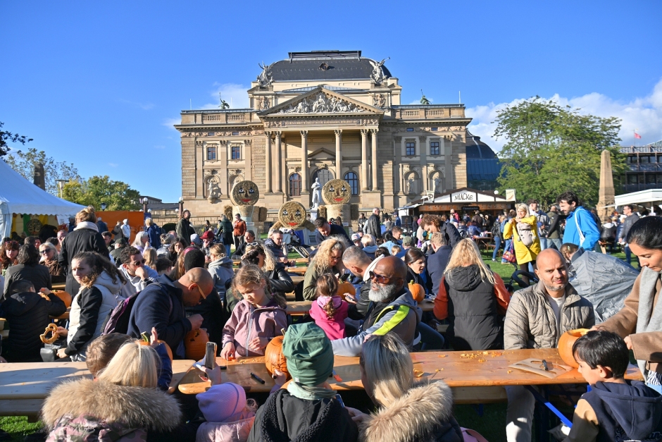 Von Freitag, 25. September, bis Sonntag, 27. September, zeigt Wiesbaden unter dem Motto „Deine Stadt. Deine Bühne." seine pulsierende Vielfalt. Das Stadtfest bildet erneut die Klammer zum parallel stattfindenden Herbstmarkt, dem Erntedankfest, der Wiesbadener Automobilausstellung (WAA) und dem verkaufsoffenen Sonntag.