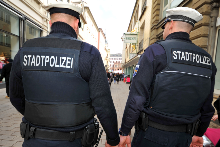Am Samstagabend, 26. September 2026, ist in der Wiesbadener Innenstadt ein 36-jähriger Stadtpolizist bei einer Kontrolle leicht verletzt worden und konnte seinen Dienst nicht fortsetzen.