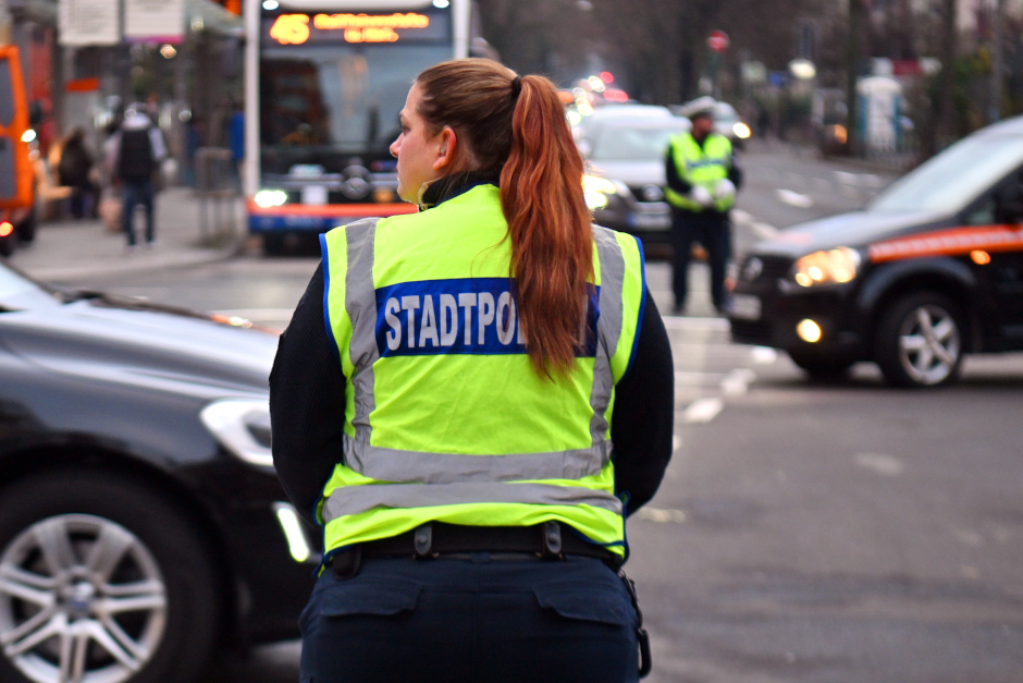 A643-Sperrung: Stadt reagiert auf erhebliche Verkehrsbelastung – Verkehrsdezernent Dahlen setzt großes Team ein – Biebrich besonders betroffen – Großräumige Umleitung über Mainzer Ring wird vorbereitet – Stadt bittet um Umfahrung und Nutzung öffentlicher Verkehrsmittel.