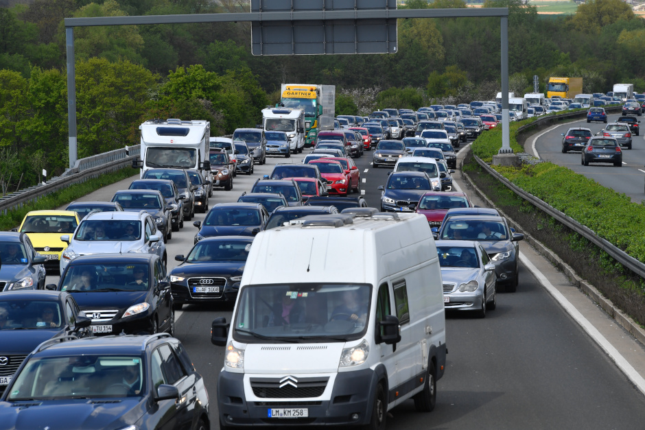 Kurzfristige Vollsperrung zwischen der Schiersteiner Brücke und dem Autobahnkreuz Schierstein ) – Fahrtrichtung Frankfurt bis auf Weiteres gesperrt – Schäden an Behelfsbrücke – Große Umfahrung über Mainzer Ring und Mainspitzdreieck empfohlen – Staus in Mainz, Biebrich und Schierstein – Wiesbadener Stadtgebiet nicht über A643 erreichbar.