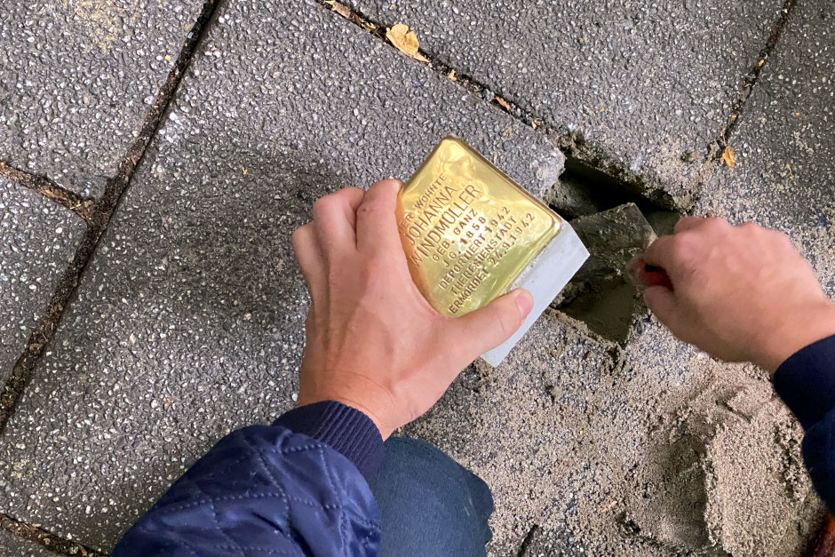 „Nie wieder ist jetzt!“: Über 800 Stolpersteine halten die Erinnerung in Wiesbaden wach. Berührende Schicksale und Gäste aus aller Welt: Neue Stolpersteine in Wiesbaden verlegt.