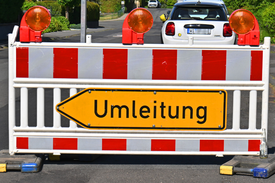Vollsperrung der Hagenauer Straße und Alte Schmelze an der Autobahnbrücke A643 in Wiesbaden-Schierstein. Der Verkehr wird umgeleitet.