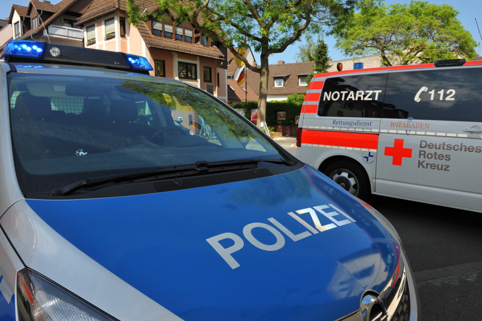 Steinwurf bei Schulfest in Wiesbaden-Biebrich am Samstag: 18-Jähriger am Kopf verletzt – Polizei sucht Jungen.