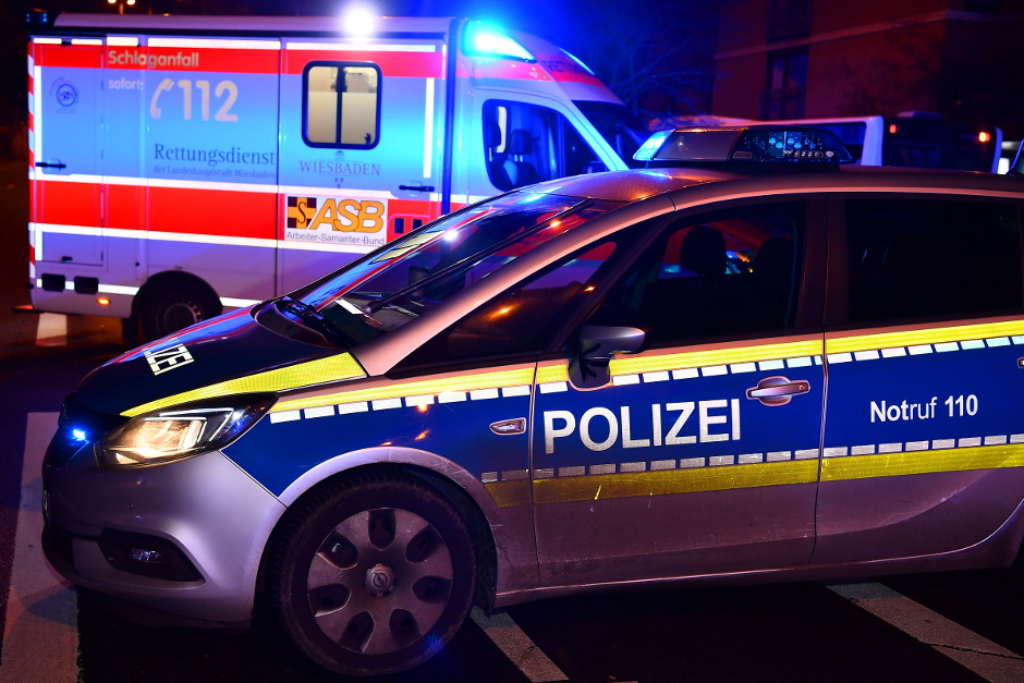 Rangelei unter Freunden endet in der Nacht zum Samstag blutig. 37-Jähriger stürzt nach Faustschlag auf Bordstein – Kopfverletzung in Wiesbaden.