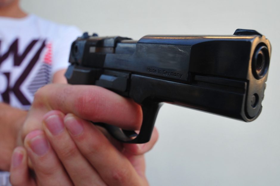 In Wiesbaden haben Unbekannte am Freitagabend zwei Jugendliche beleidigt und bedroht: Ein 16-Jähriger sowie sein 18-jähriger Begleiter waren gegen 22.40 Uhr in der Wilhelmstraße unterwegs, als sie von zwei Jugendlichen angesprochen und unvermittelt beleidigt sowie bedroht worden seien.